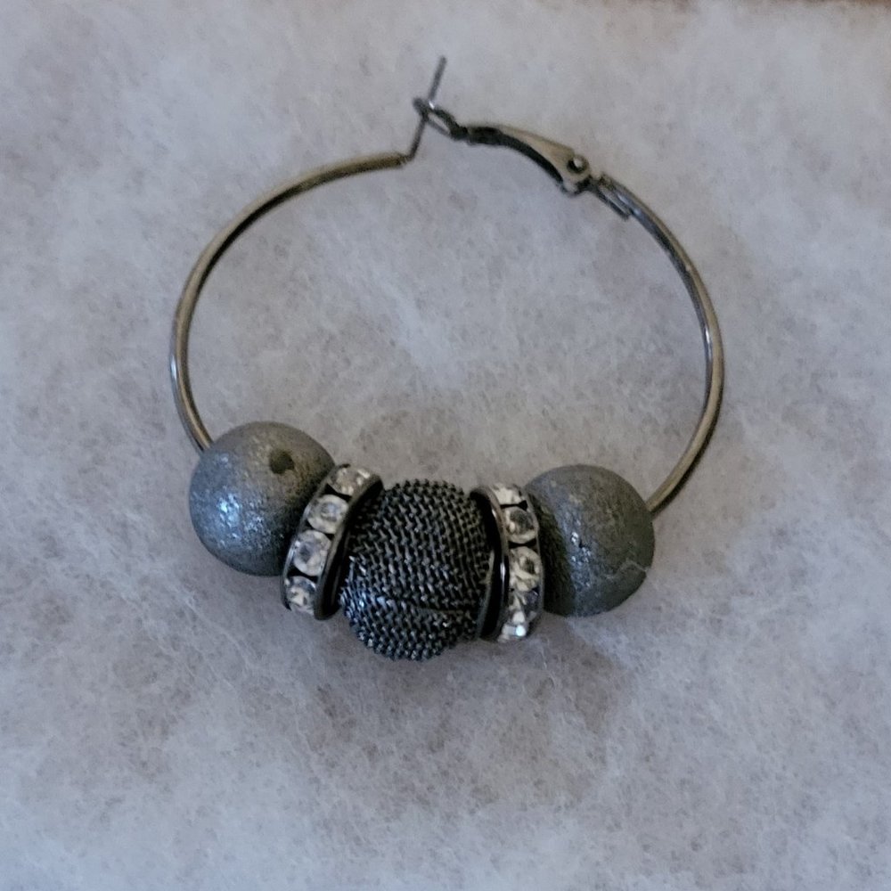 Hypoallergenic bling silver pendant circle with 3 steel balls hoop earrings. - Picture 4 of 4